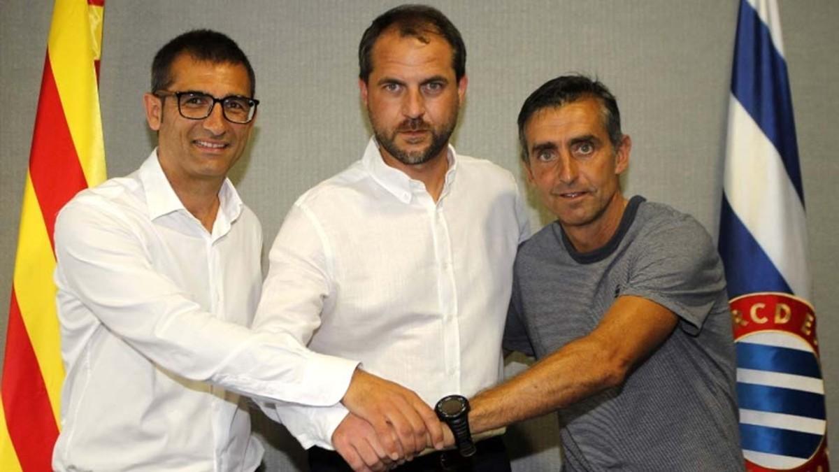 Fran Navarro y Álex García, junto al director general deportivo del Espanyol, Òscar Perarnau