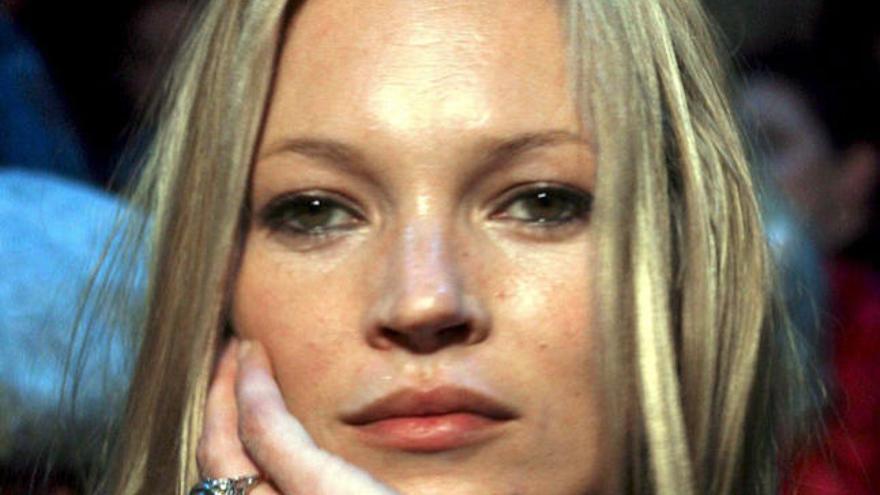 La modelo británica Kate Moss asiste a un desfile de la Semana de la Moda de Milán (Italia), en una foto de archivo tomada