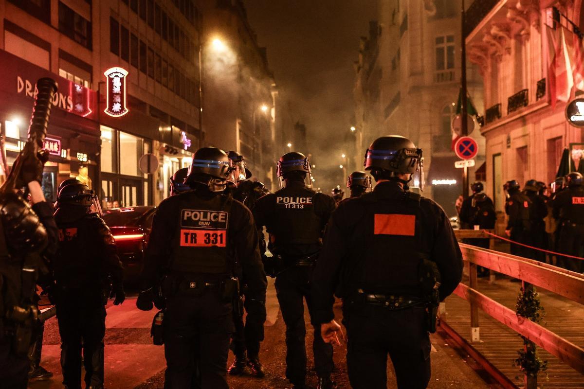 La policía francesa trata de controlar los disturbios en París.