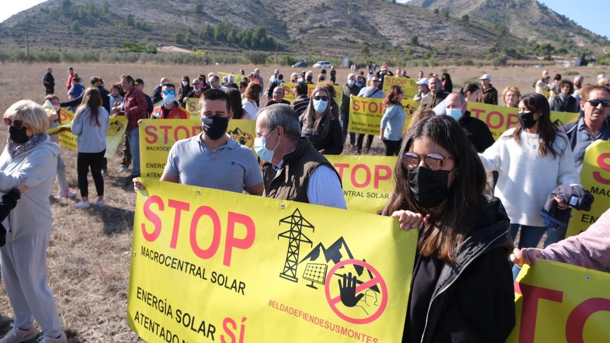 Los manifestantes en los terrenos donde se ha autoricado una planta solar de 60 hectáreas junto a la sierra Camara.