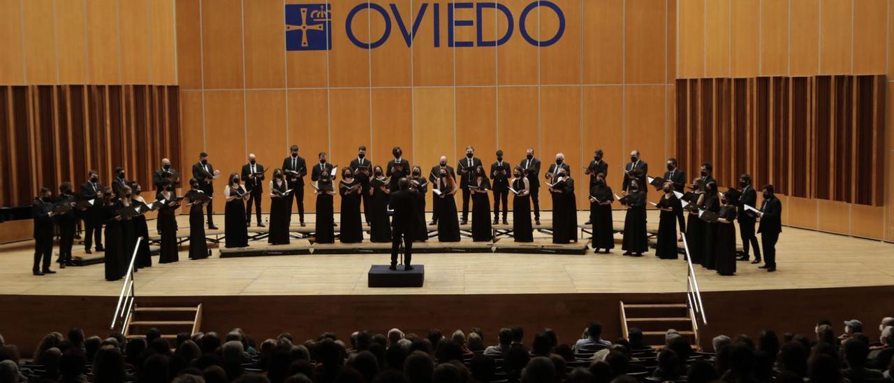 “El león de oro”, ayer, en el escenario del Auditorio. | Fernando Rodríguez