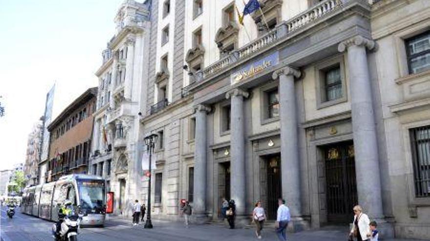 El Santander creará un centro operativo en Zaragoza que paliará el ere en Aragón