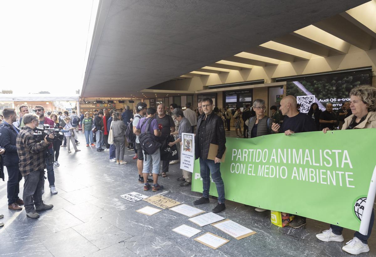 GRAFCAV8105. SAN SEBASTIÁN, 23/09/2024.- El partido animalista PACMA ha solicitado al Festival de Cine de San Sebastián que retire el documental &quot;Tarde de soledad&quot;, de Albert Serra, sobre los toreros Andrés Roca Rey y Pablo Aguado, ya que &quot;humaniza la tauromaquia&quot;. EFE/Juan Herrero