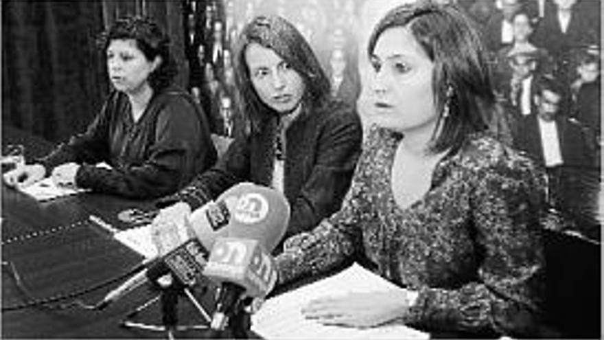 Laura Massana, Judit Carreras i Laura Vilagrà, ahir, valorant el pressupost