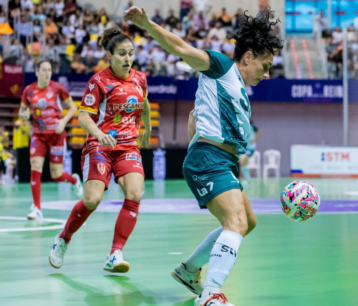 Peñalver, con el balón ante la defensa de Ale de Paz. |  FDV