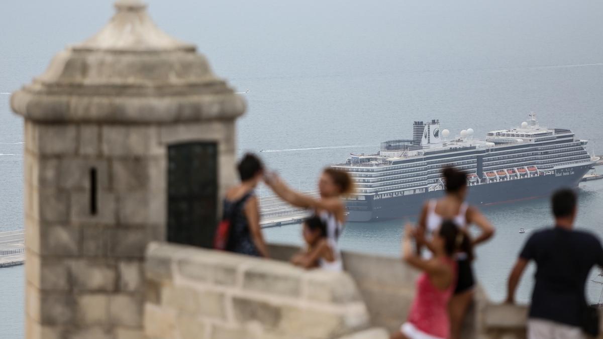 Turistas de un crucero amarrado en Alicante  observando la bahía desde el Castillo de Santa Bárbara
