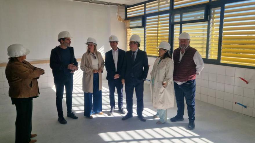 El delegado territorial de Desarrollo Educativo, Miguel Briones, ayer en las obras del instituto.