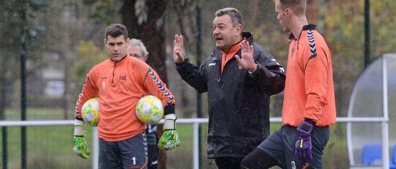 Carlos Pouso da indicaciones en el entrenamiento del lunes en A Xunqueira I. // Rafa Vázquez