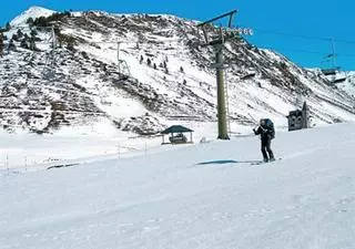 El Pirineo aumenta la polémica apuesta por la nieve artificial