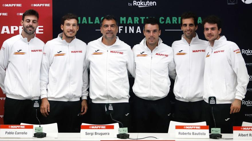 Sergi Bruguera, entrenador, y los jugadores del equipo español de Copa Davis.