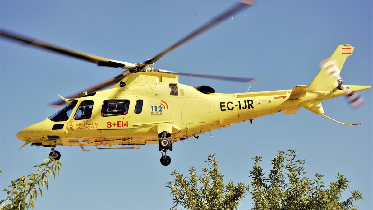 El helicóptero medicalizado durante una intervención en el Medio Vinalopó.