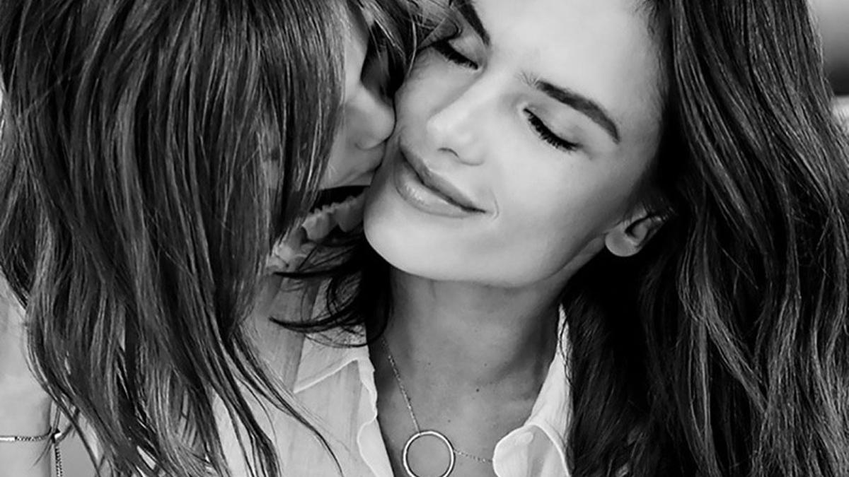 Anja besa a su madre Alessandra Ambrosio