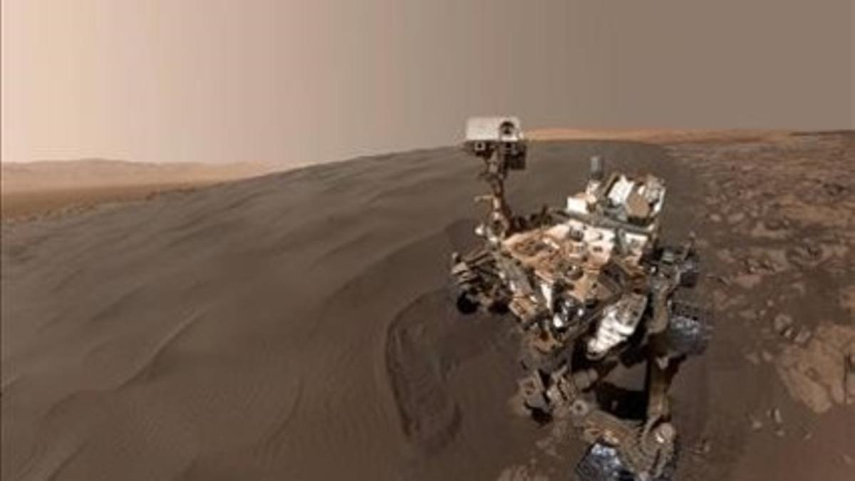 Mosaico de 57 fotos del 'selfie' de 'Curiosity' en una duna marciana.