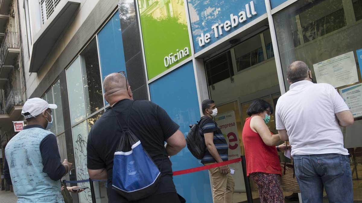 El paro sube en octubre en 49.558 personas, su menor subida desde 2016. En la foto, personas sin empleo hacen cola en una oficina del SEPE en Barcelona para ser atendidas.