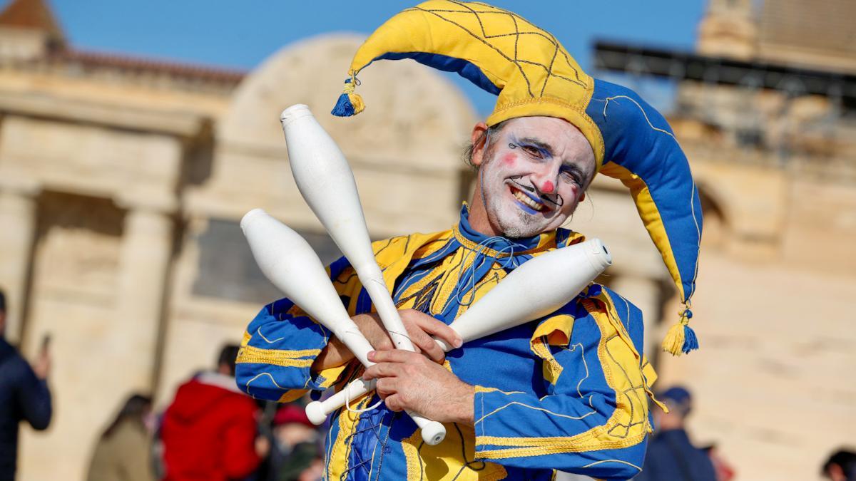 Un pasacalles multicolor inaugura el Mercado Renacentista de Córdoba