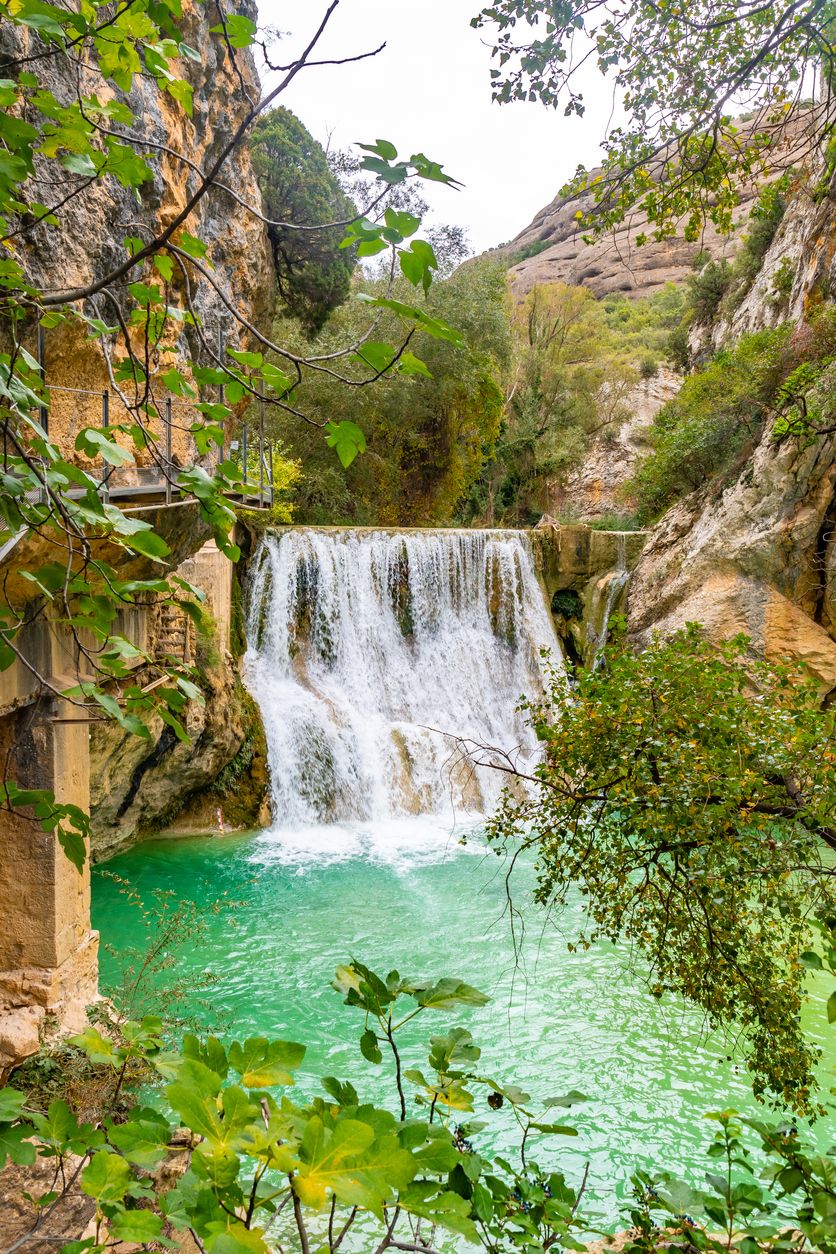 Precioso paisaje en las cascadas junto al sendero en las pasarelas del río Vero en Alquézar.