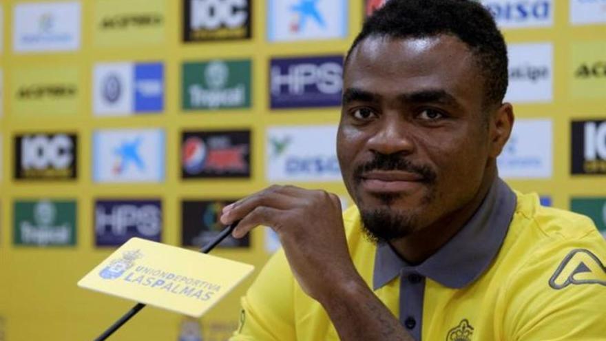 El delantero nigeriano Emmanuel Emenike, el 3 de febrero de 2018, durante su presentación como último refuerzo del mercado invernal de la UD Las Palmas.  | | LP/DLP