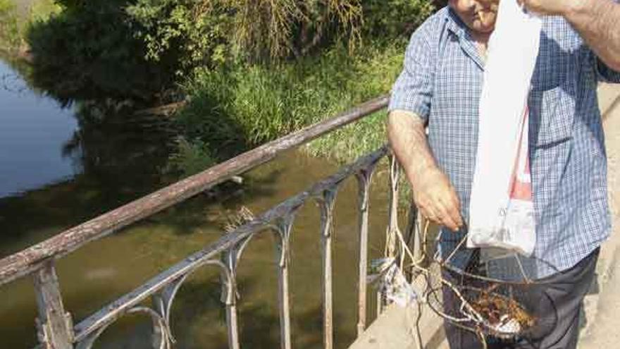 Un pescador con un retel con varios cangrejos en la campaña pasada.