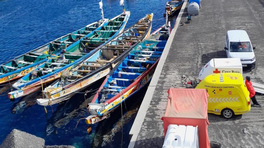 Salvamento paraliza el traslado de cayucos vacíos de El Hierro a Tenerife por el estado del mar