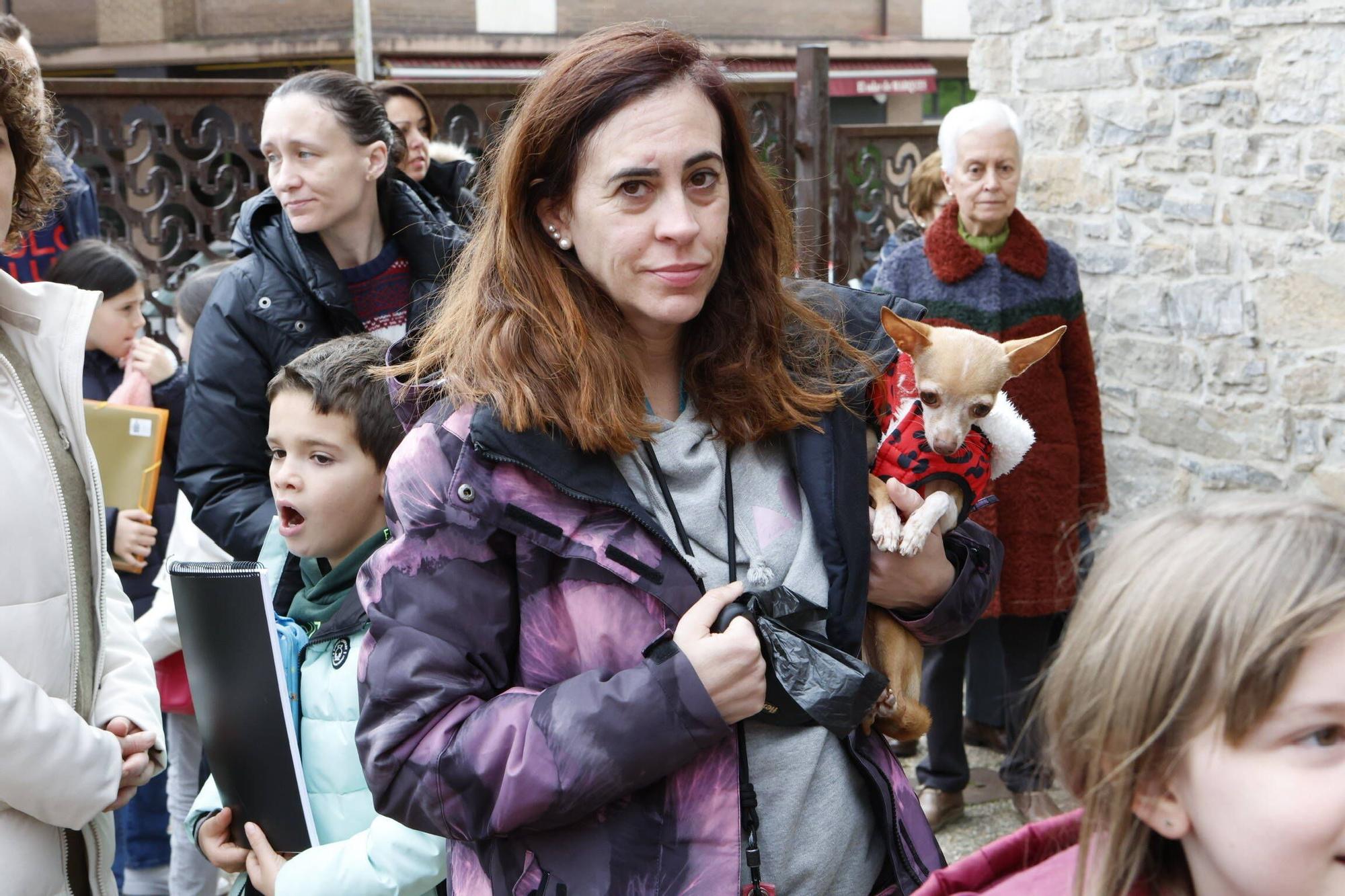 Bendición mascotas en Gijón en la parroquia de Viesques