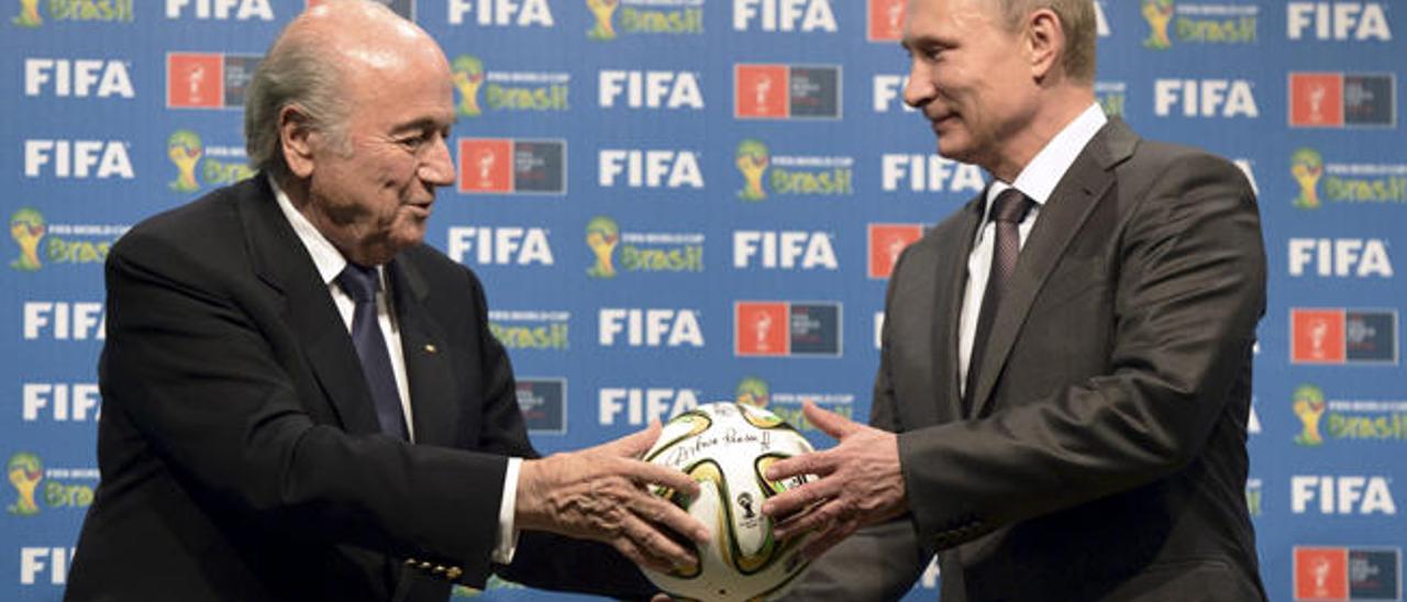 Blatter y Putin, tras la elección de Rusia como sede del Mundial de 2018 de fútbol.