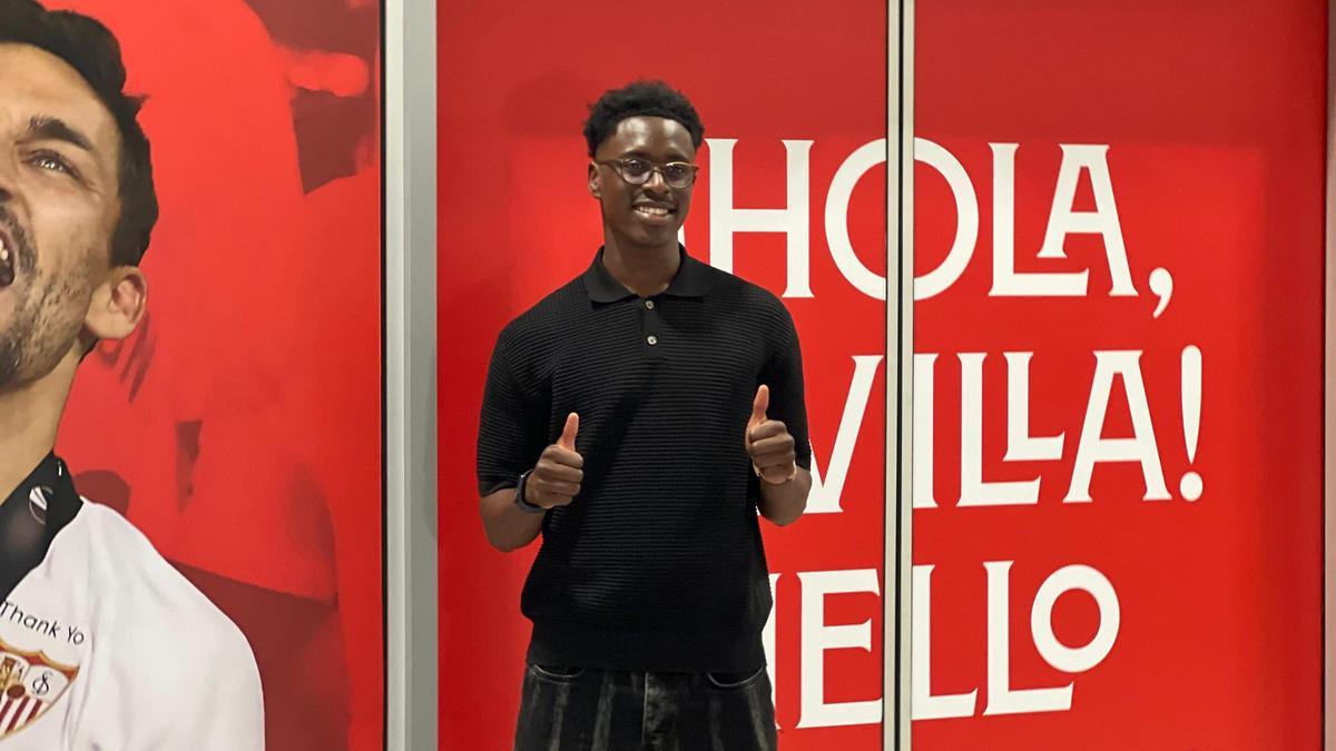 Sambi Lokonga aterriza en San Pablo y será el tercer fichaje del Sevilla FC