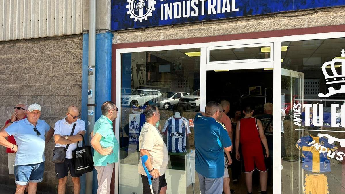 La cola para entrar en la tienda del Avilés