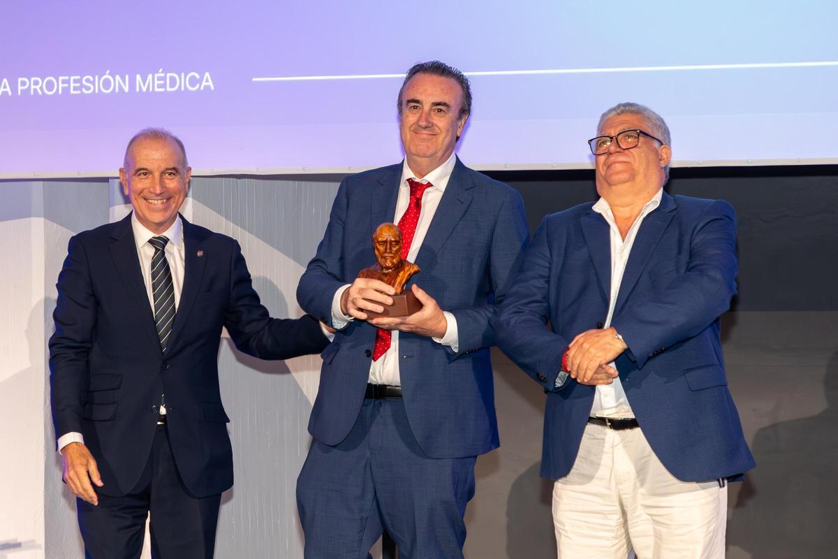 Distinción para el Sindicato Medico, que recogió Víctor Pedrera