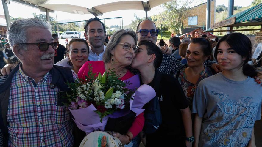 Isabel Alonso Morís recibe un beso de su nieto, Illán Rodríguez, junto a su esposo, Manuel Rodríguez, su nuera, Isabel Menéndez, sus hijos Nacho y Lolo, su nuera Mariana Paredes y su nieta, Llara Rodríguez, tras el homenaje de sus vecinos en la fiesta de la Seronda. | Mara Villamuza.