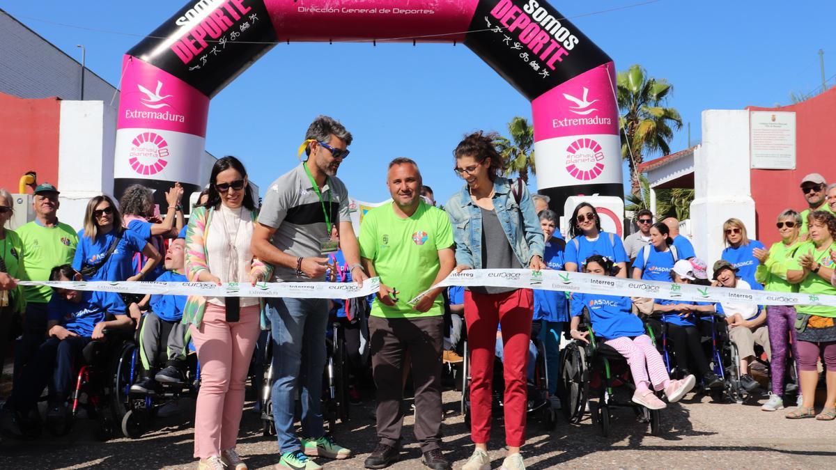 Las autoridades cortan la cinta de salida en el Cross de la Amistad.