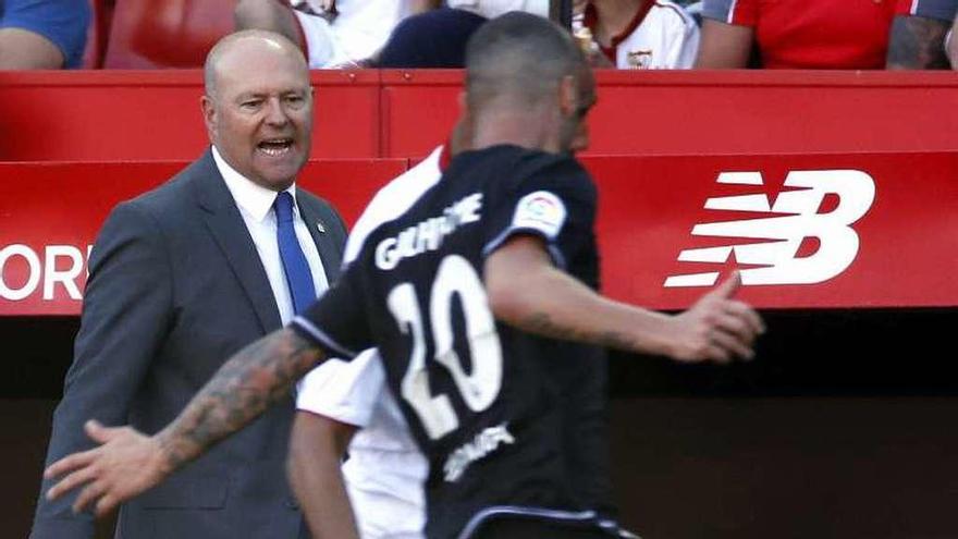 Pepe Mel, atento a Guilherme durante el partido de ayer.