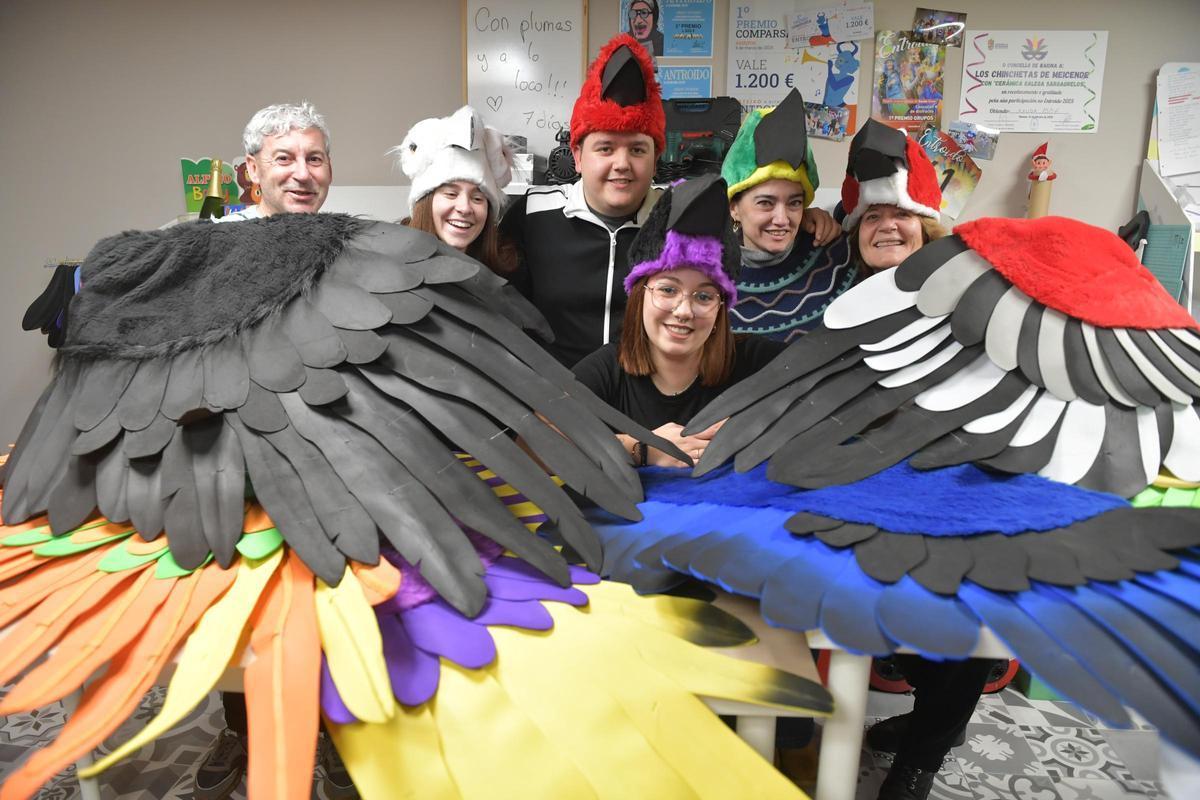 La comparsa Los Chinchetas en su taller de Meicende.