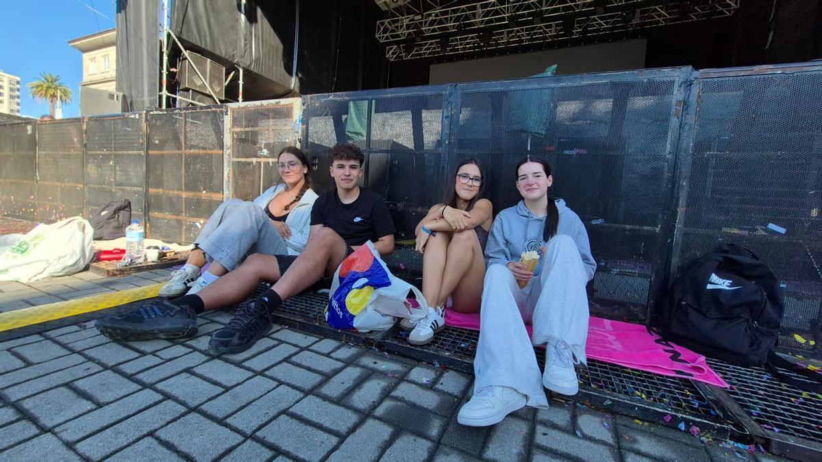 Cuatro de los jóvenes que ya reservan sitio en la plaza de España para el concierto de D.Valentino.