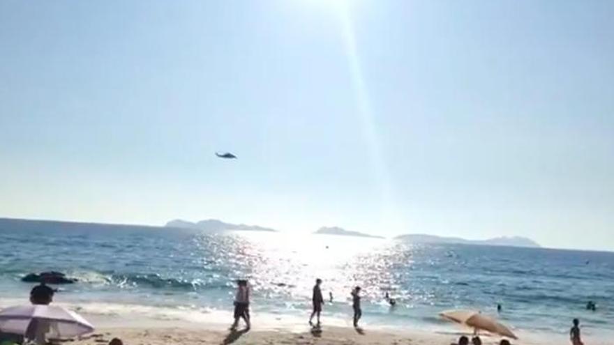 Operativo por mar y aire en Samil para buscar a un bañista