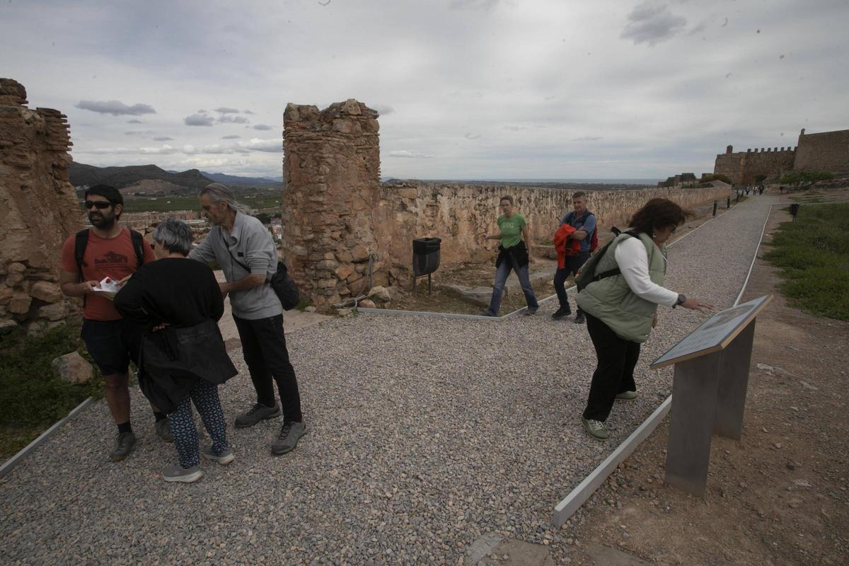 Imagen de las nuevas sendas de grava en el Castillo de Sagunt.
