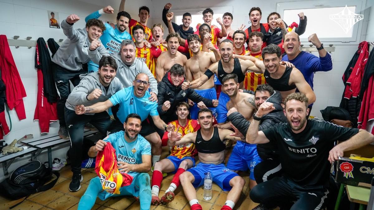 Alegría en el vestuario del Tona