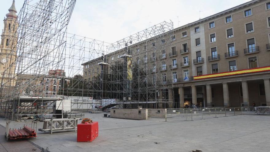 Del escenario situado en la Plaza del Pilar ya solo quedaba ayer el esqueleto. | ANDREEA VORNICU