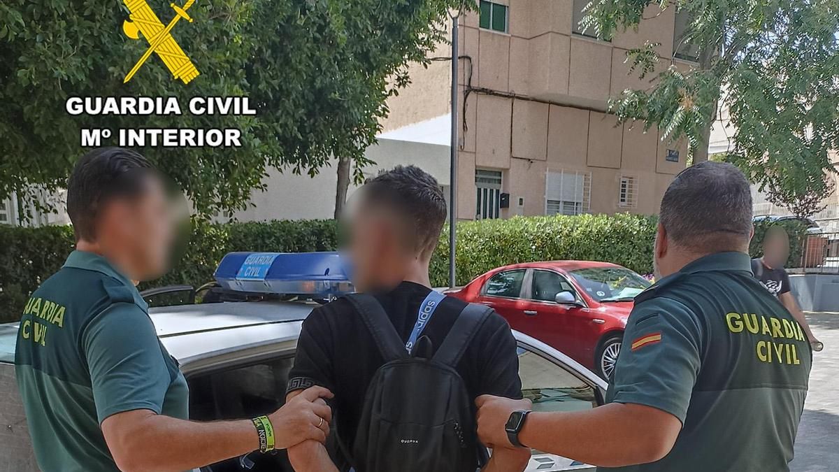 La Guardia Civil detiene al presunto autor de dos hurtos en comercios murcianos.