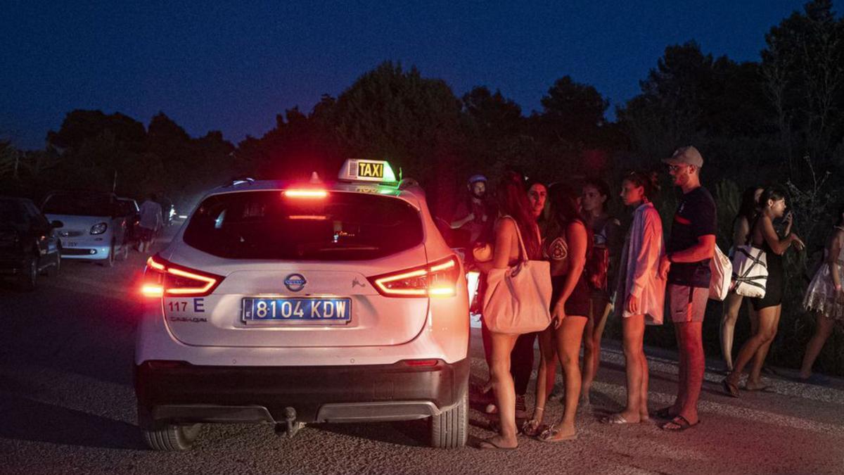 Ruido, furia y caos de tráfico en Ibiza para ver la puesta de sol en es  Vedrà - Diario de Ibiza