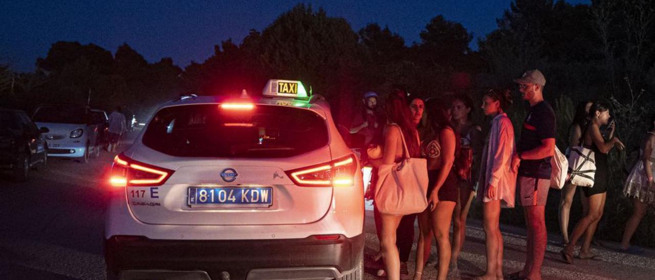 Ruido, furia y caos de tráfico en Ibiza para ver la puesta de sol en es Vedrà