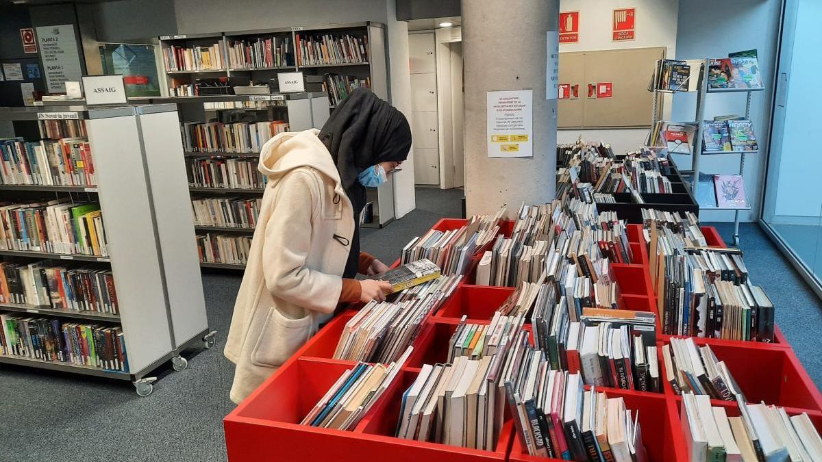 Una usuària de la biblioteca de Figueres aquest dilluns passat