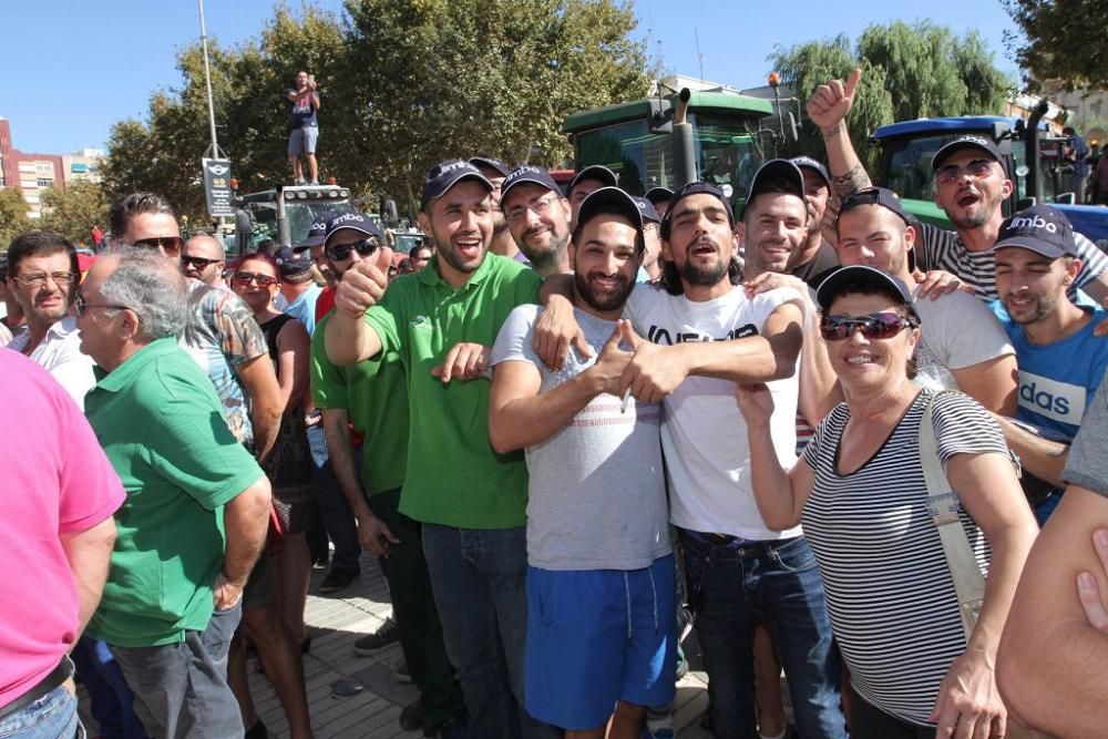 Protesta de agricultores en la Asamblea Regional