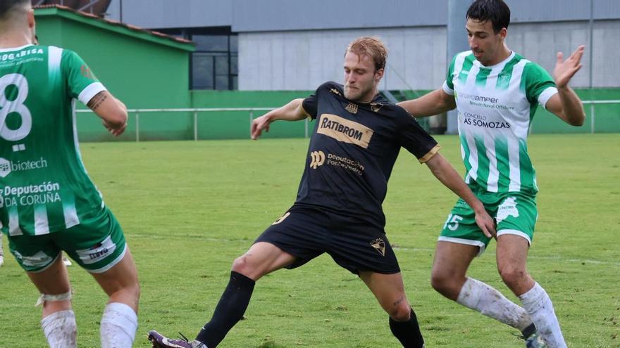 El delantero vilagarciano durante el último partido en Somozas.