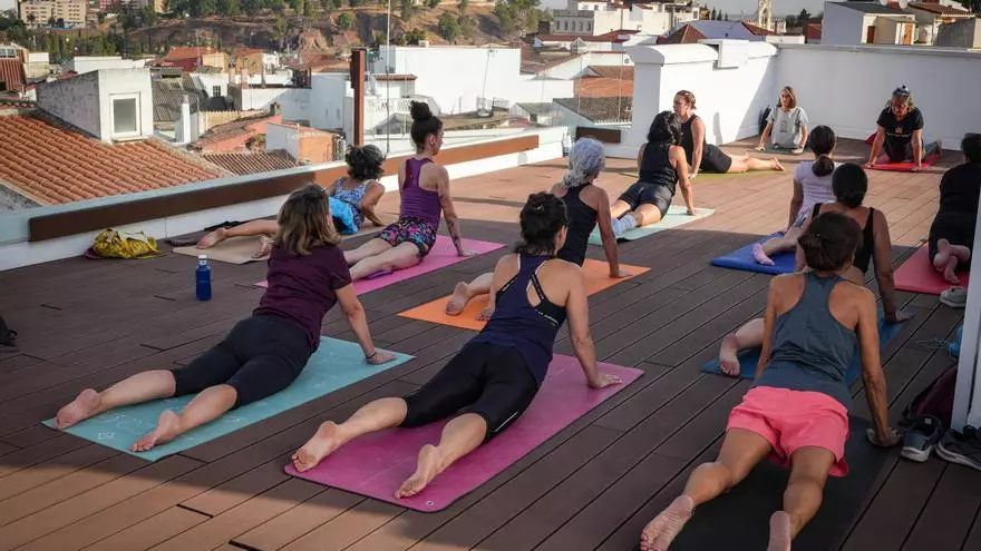 EN VÍDEO | El yoga terapéutico arrasa entre los pacenses