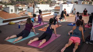El yoga al aire libre arrasa entre los pacenses: "Después de mucho tiempo, he vuelto a conectar con el mundo que nos rodea"