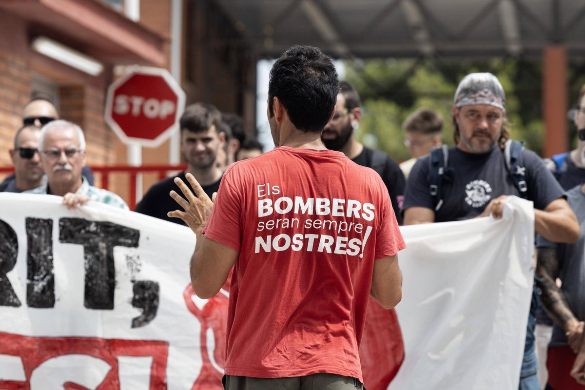 Manifestación de los Bomberos en la UAB, en contra del 40% de reserva de plazas para mujeres en Bombers de la Generalitat