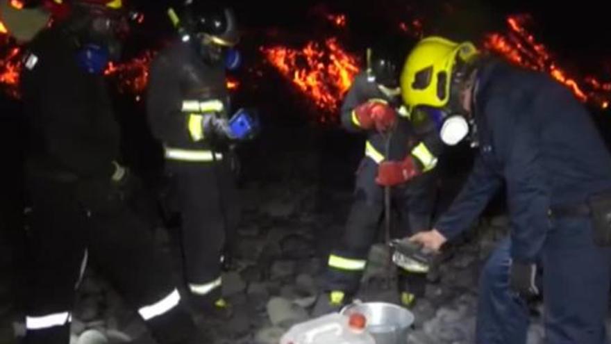 Así se recogen las muestras de la nueva colada del volcán de La Palma que ha llegado al mar