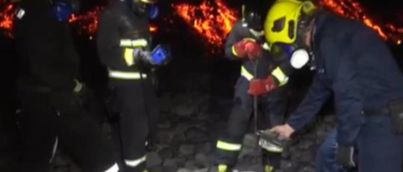 Así se recogen las muestras de la nueva colada del volcán de La Palma que ha llegado al mar