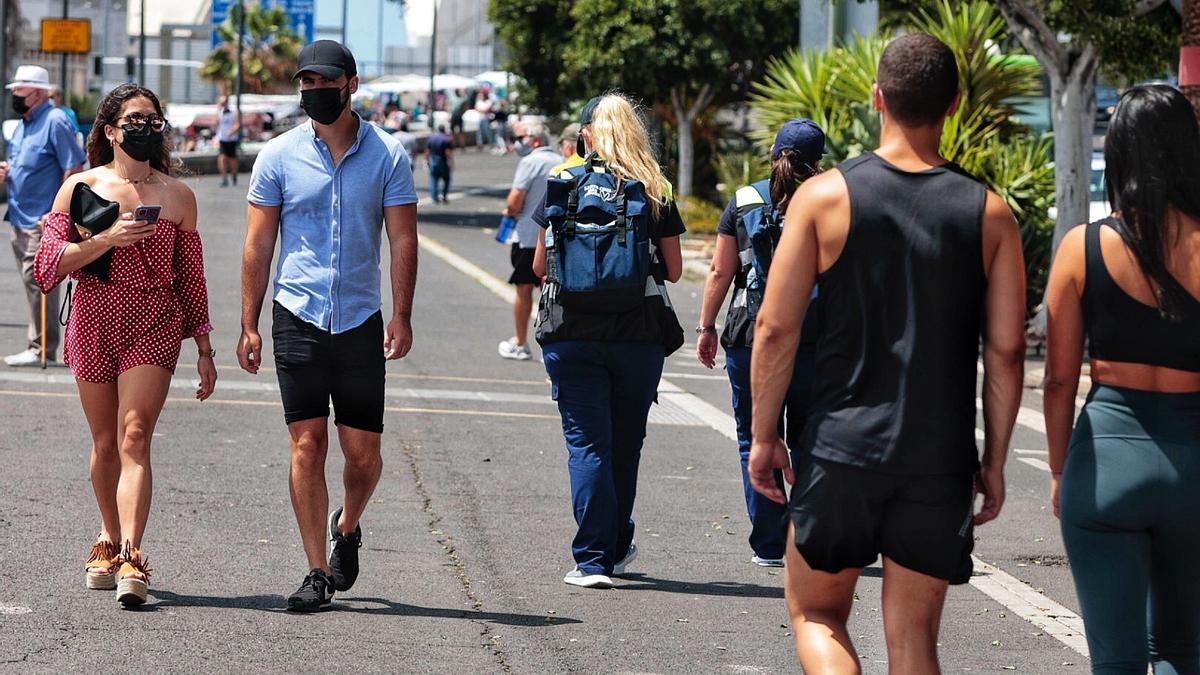 Una pareja con mascarilla paseaba este domingo por Santa Cruz de Tenerife.