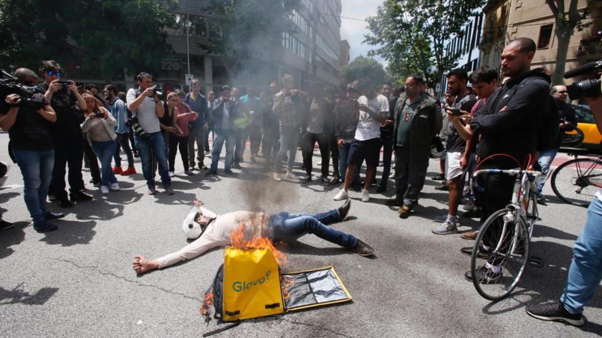 Protesta de trabajadores de Glovo frente a la sede de la empresa en Barcelona